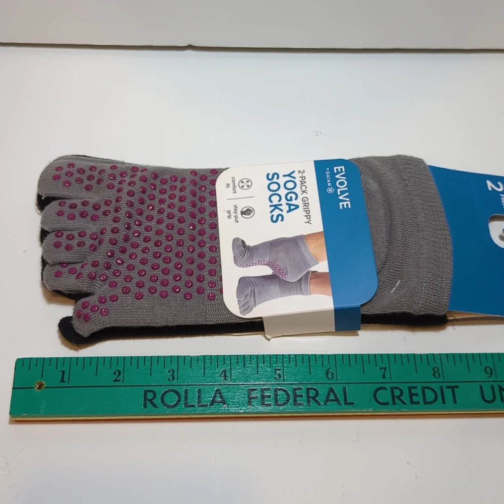 2 pair of Evolve by Gaiam grippy yoga socks stay out comfort fit small / medium